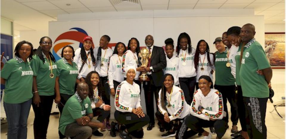 Group photograph of D'Tigress and coaches
